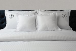 Komplet pościeli adamaszek biała z rantem i haftem