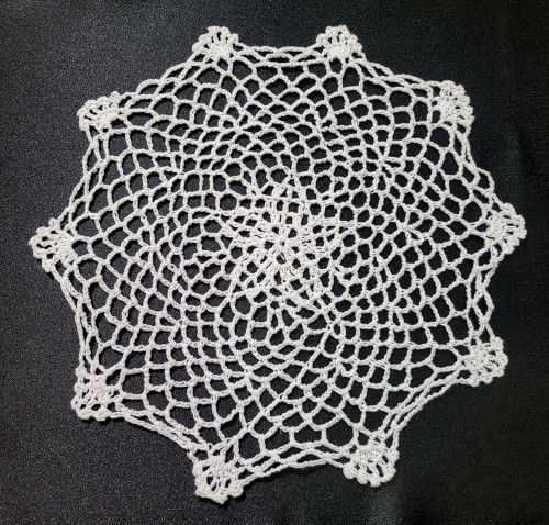 Serwetka szydełkowa biała koło 30 cm. wz.021
