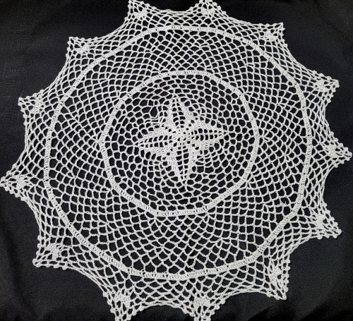 Serwetka szydełkowa biała koło  60 cm. wz.021