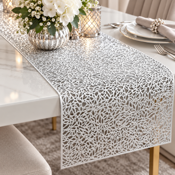 BIEŻNIK DEKORACYJNY SREBRNA KORONKA PREMIUM 30×150 CM – AŻUROWY PVC GLAMOUR